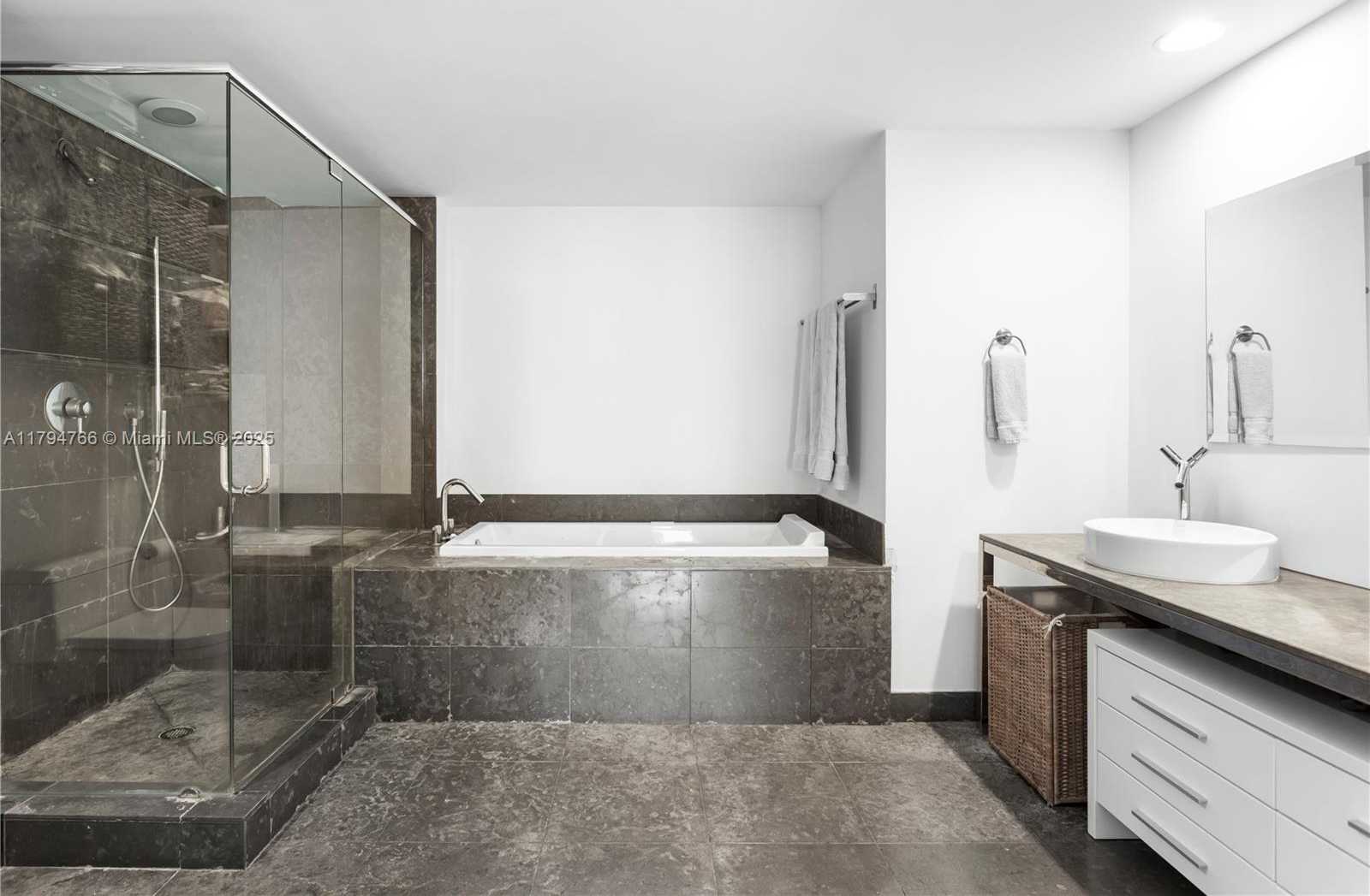 Small Image of 495 BRICKELL AVE #1001, Miami Number 12