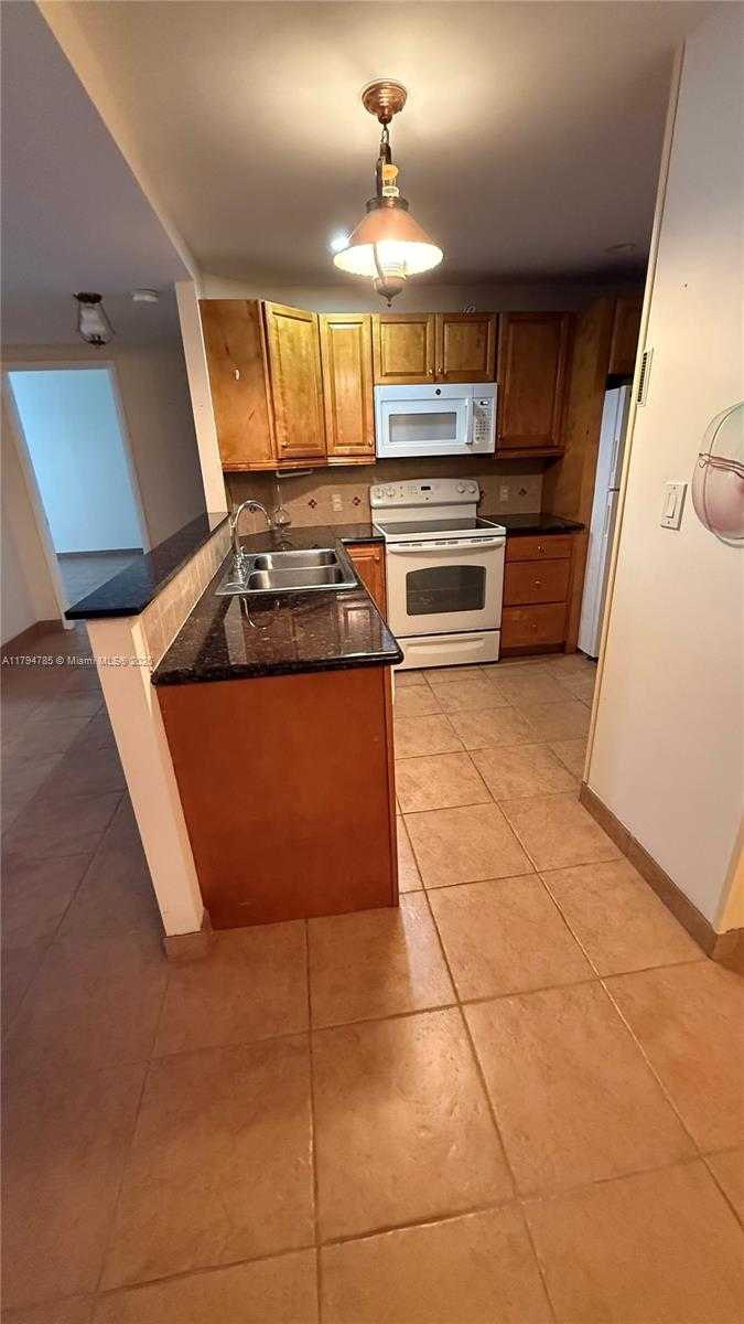 Small Image of 4330 HILLCREST DR #214, Hollywood Number 11