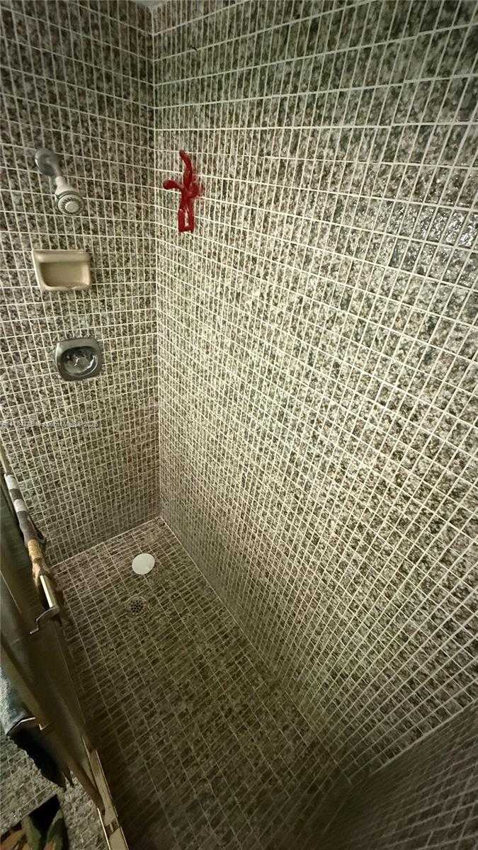 Small Image of 4330 HILLCREST DR #214, Hollywood Number 15