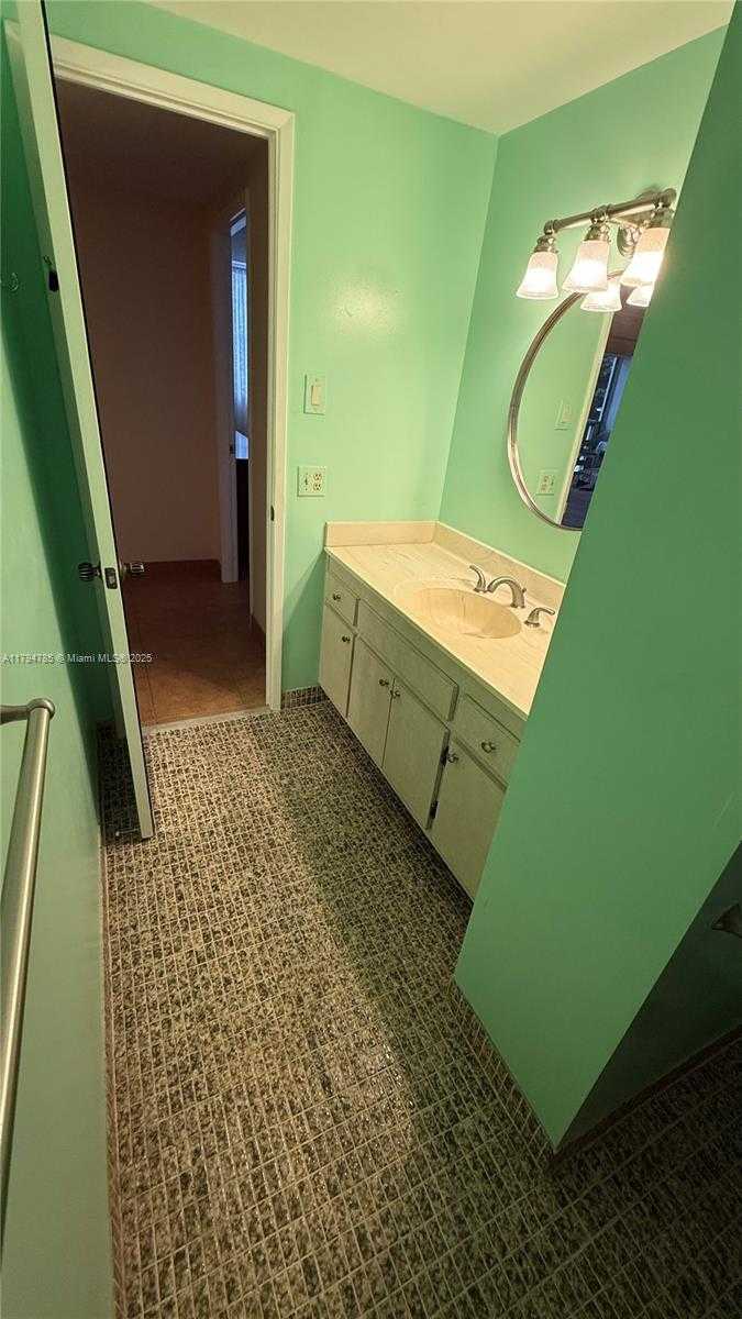 Small Image of 4330 HILLCREST DR #214, Hollywood Number 8