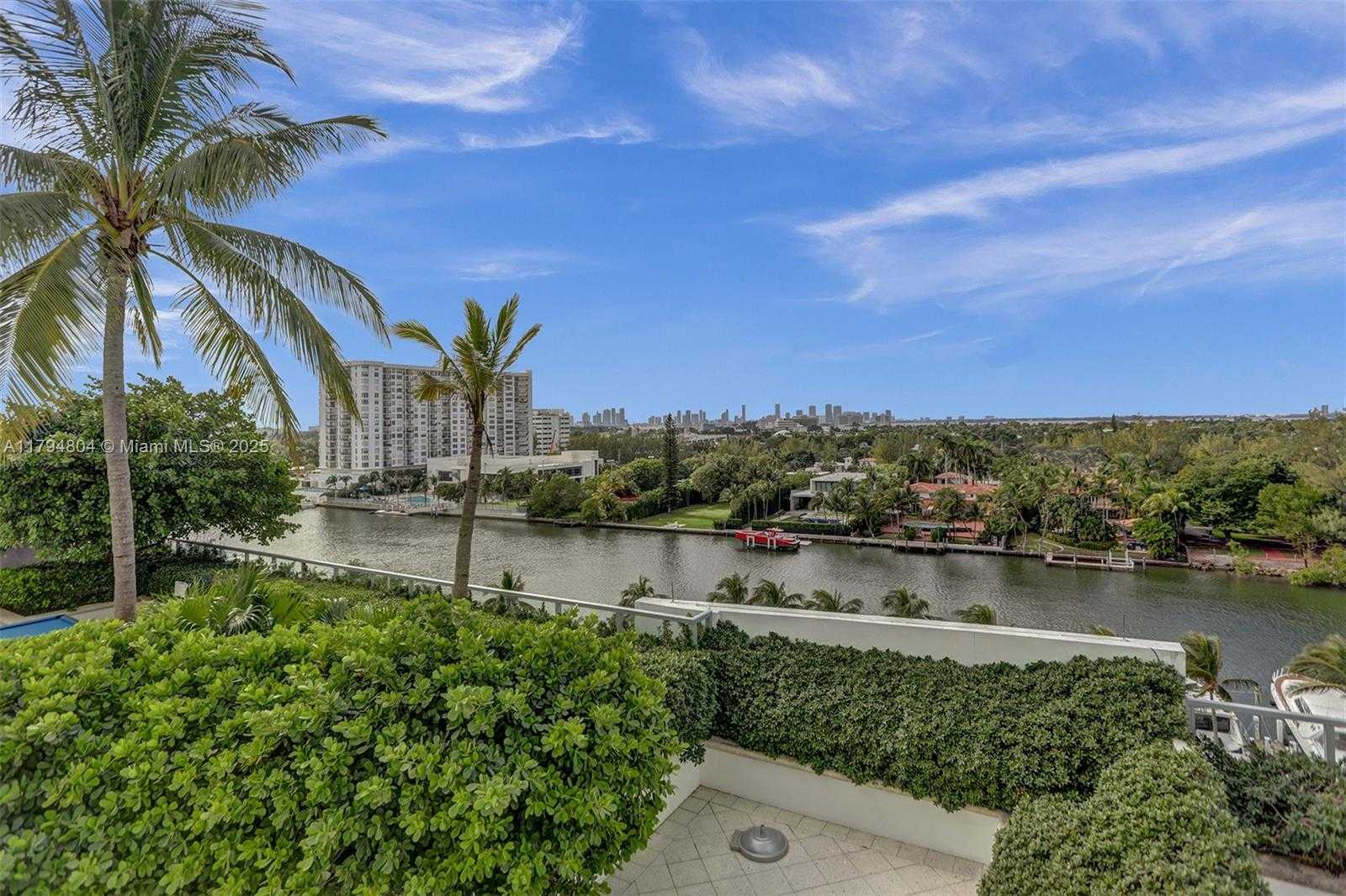 Small Image of 4401 COLLINS AVE #814, Miami Beach Number 6