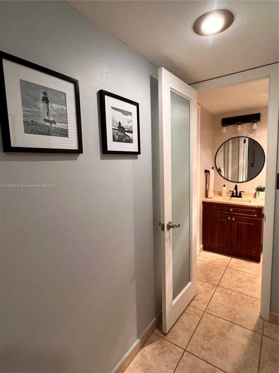 Small Image of 401 OCEAN DR #324, Miami Beach Number 11