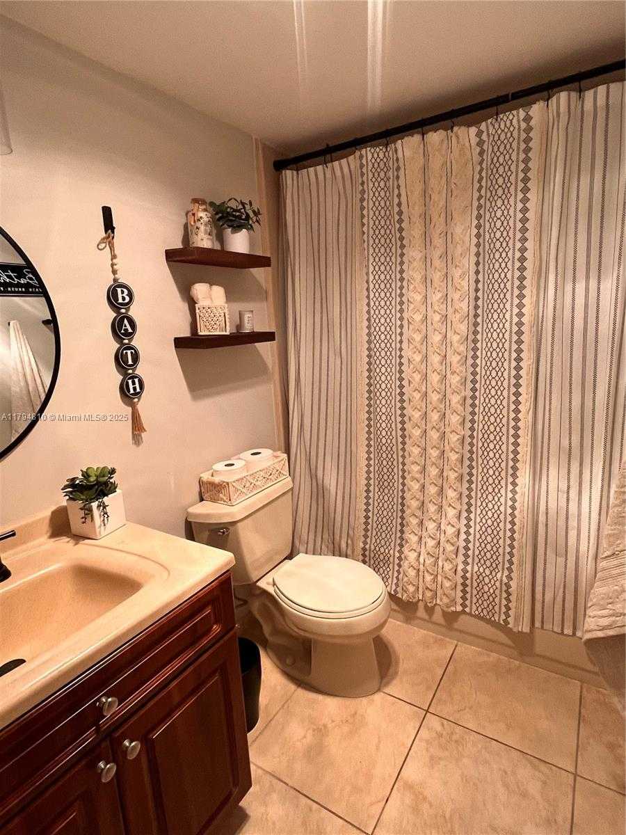 Small Image of 401 OCEAN DR #324, Miami Beach Number 12