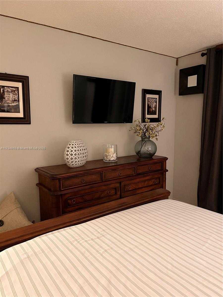 Small Image of 401 OCEAN DR #324, Miami Beach Number 14
