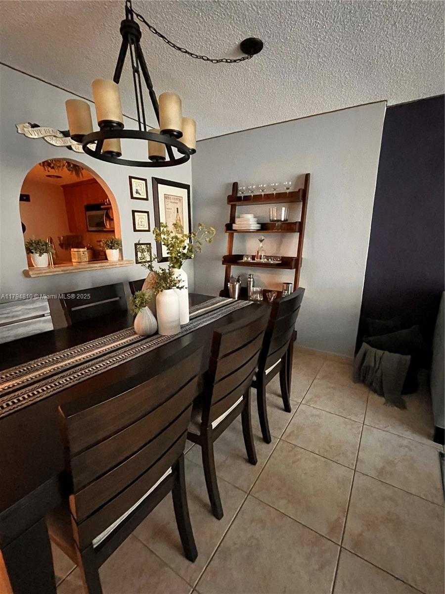 Small Image of 401 OCEAN DR #324, Miami Beach Number 2
