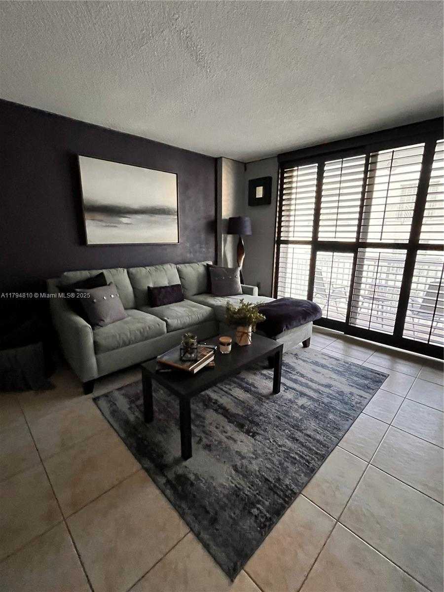 Small Image of 401 OCEAN DR #324, Miami Beach Number 3