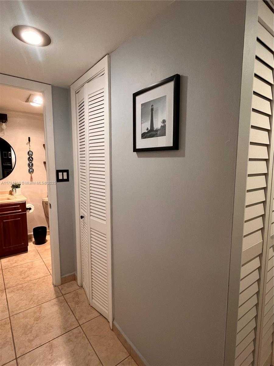 Small Image of 401 OCEAN DR #324, Miami Beach Number 33