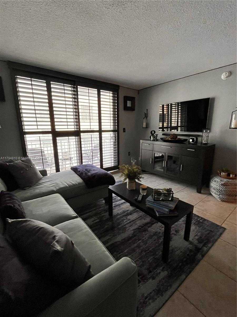 Small Image of 401 OCEAN DR #324, Miami Beach Number 4