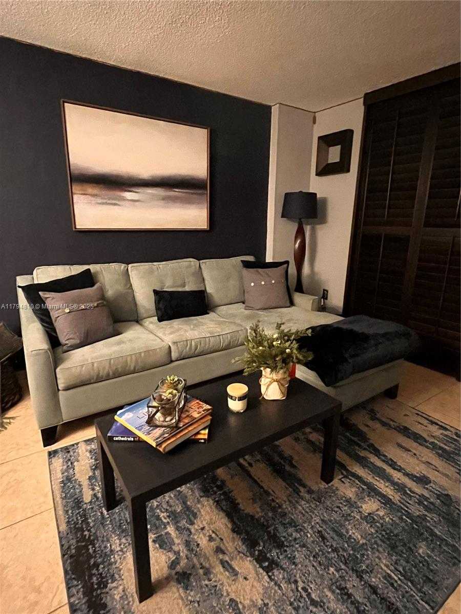 Small Image of 401 OCEAN DR #324, Miami Beach Number 5