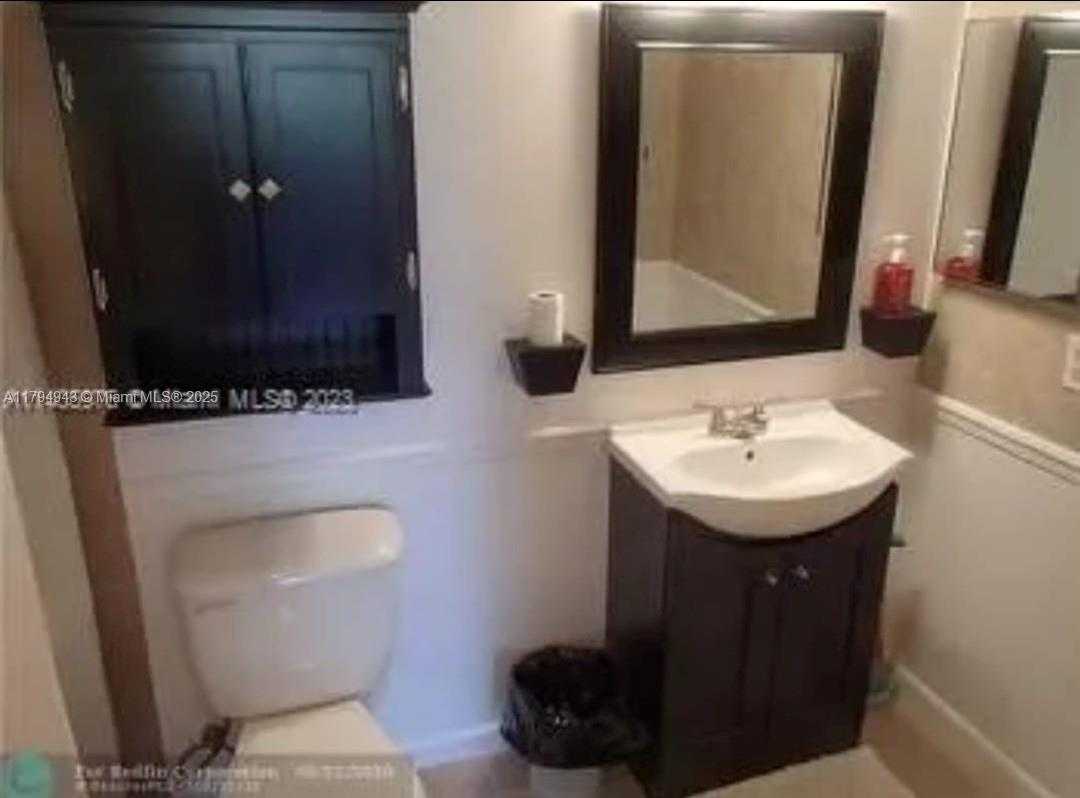 Small Image of 4400 HILLCREST DR #215-B, Hollywood Number 10