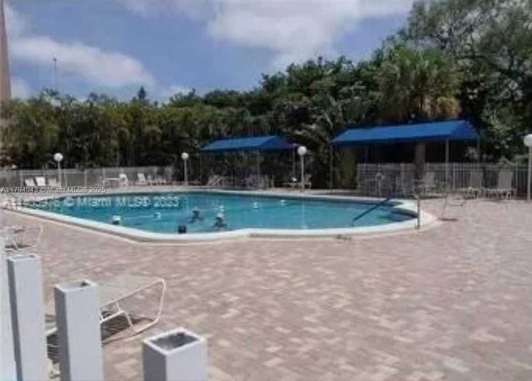Small Image of 4400 HILLCREST DR #215-B, Hollywood Number 3