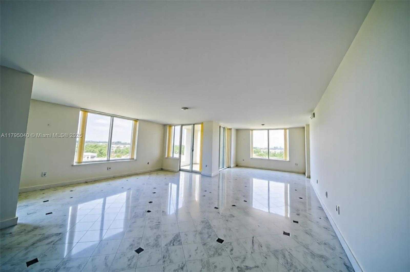Small Image of 445 GRAND BAY DR #802, Key Biscayne Number 3