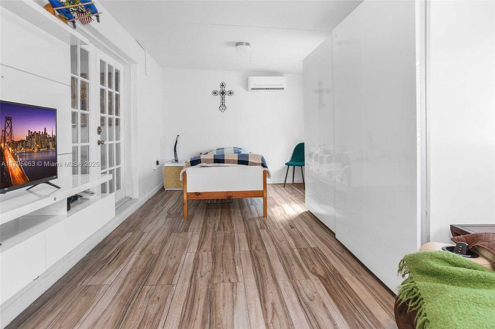 Small Image of 12424 SOUTH WEST 10TH TER, Miami Number 14