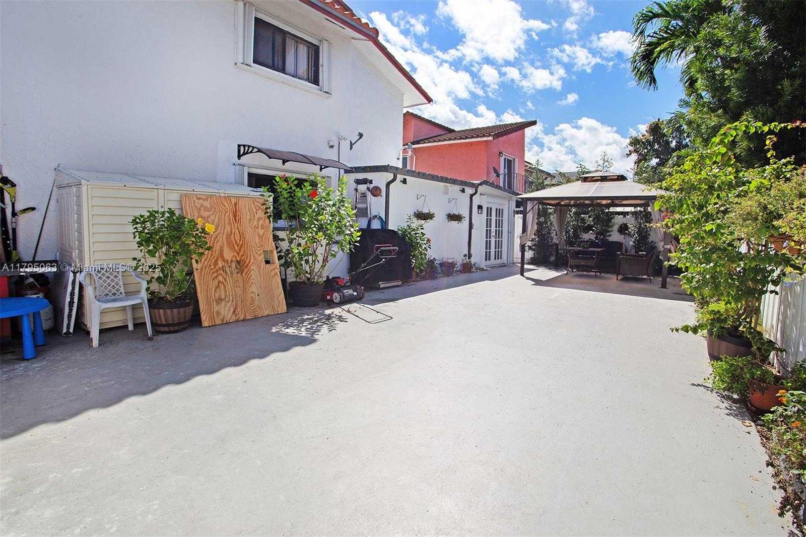 Small Image of 12424 SOUTH WEST 10TH TER, Miami Number 18