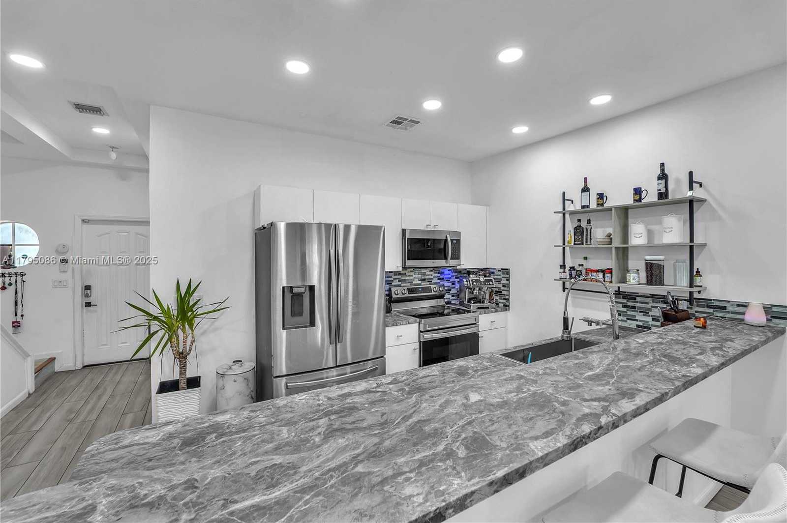Small Image of 2307 WASHINGTON ST #5, Hollywood Number 6