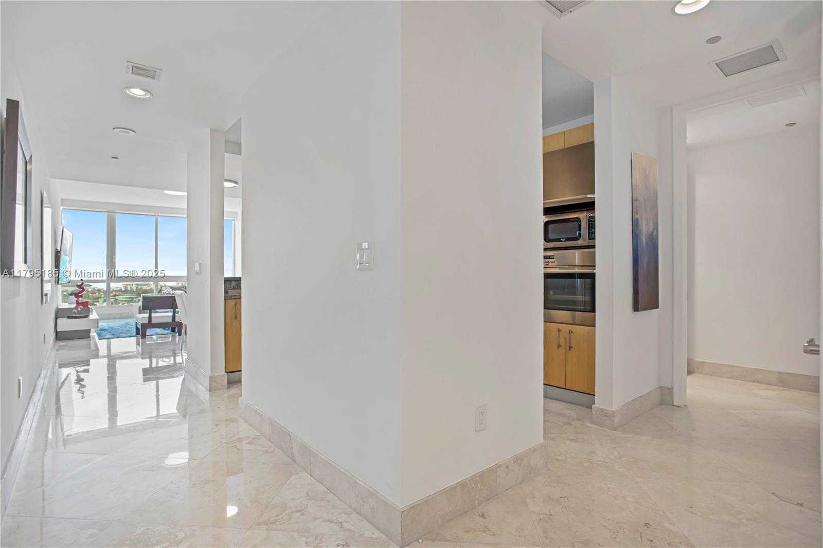 Small Image of 100 SOUTH POINTE DR #1803, Miami Beach Number 14