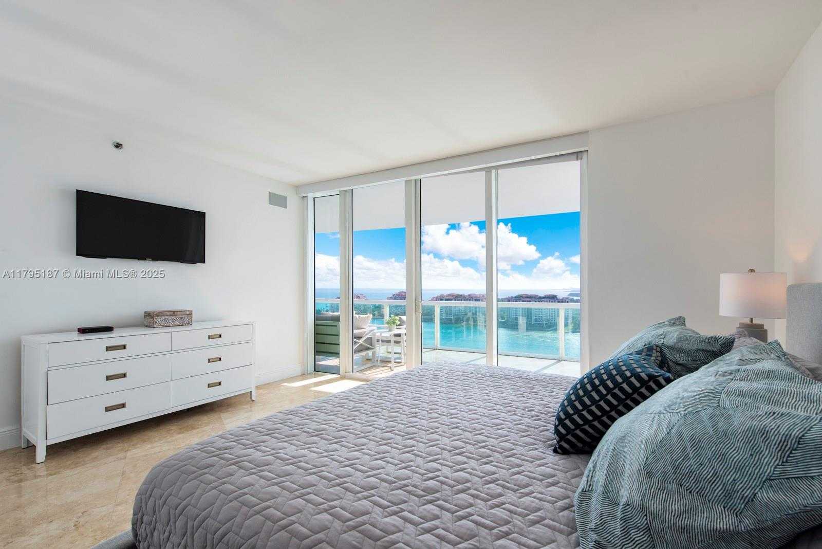 Small Image of 1000 SOUTH POINTE DR #1903, Miami Beach Number 3