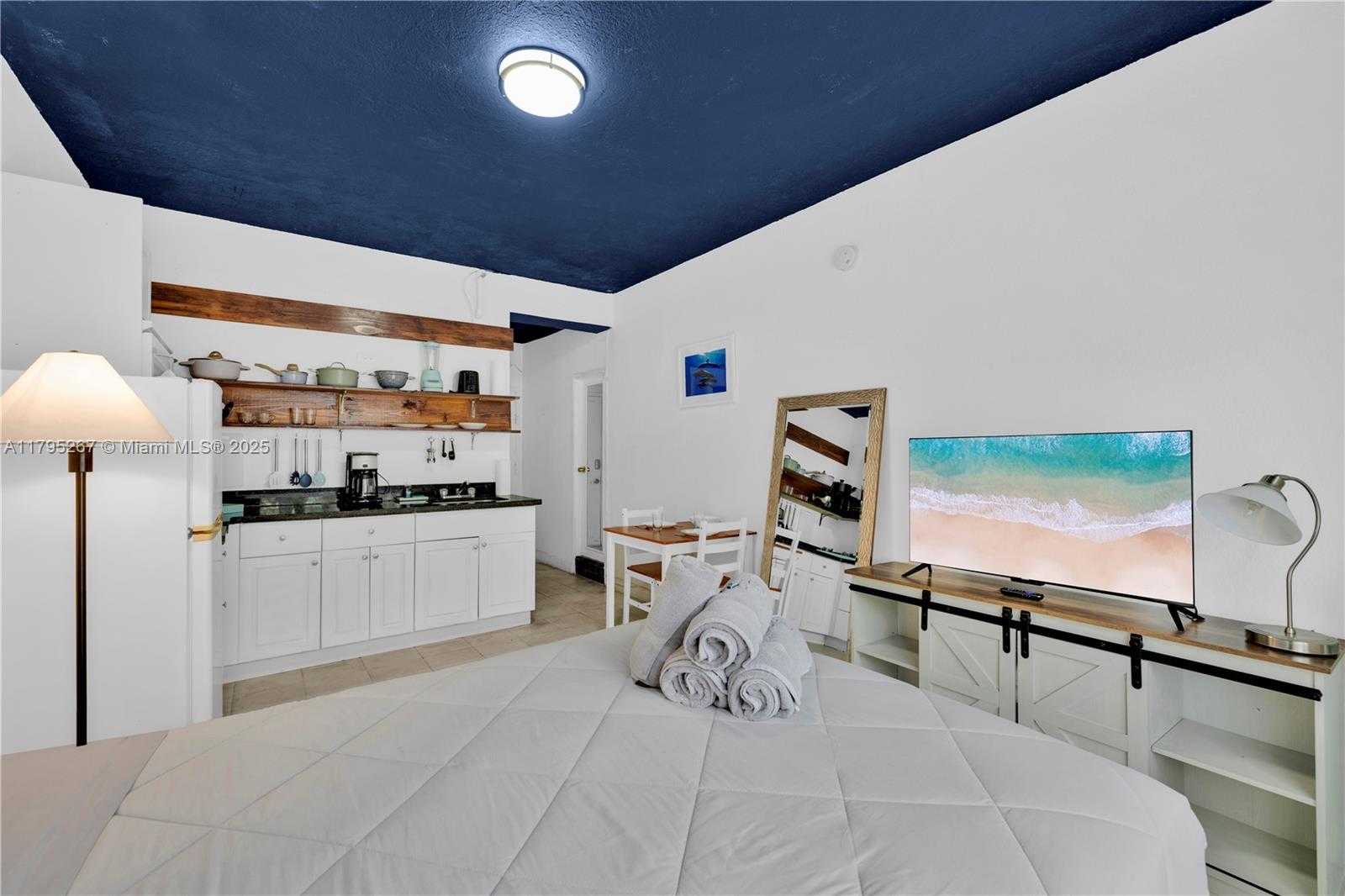 Small Image of 255 WEST 24TH ST #302, Miami Beach Number 2