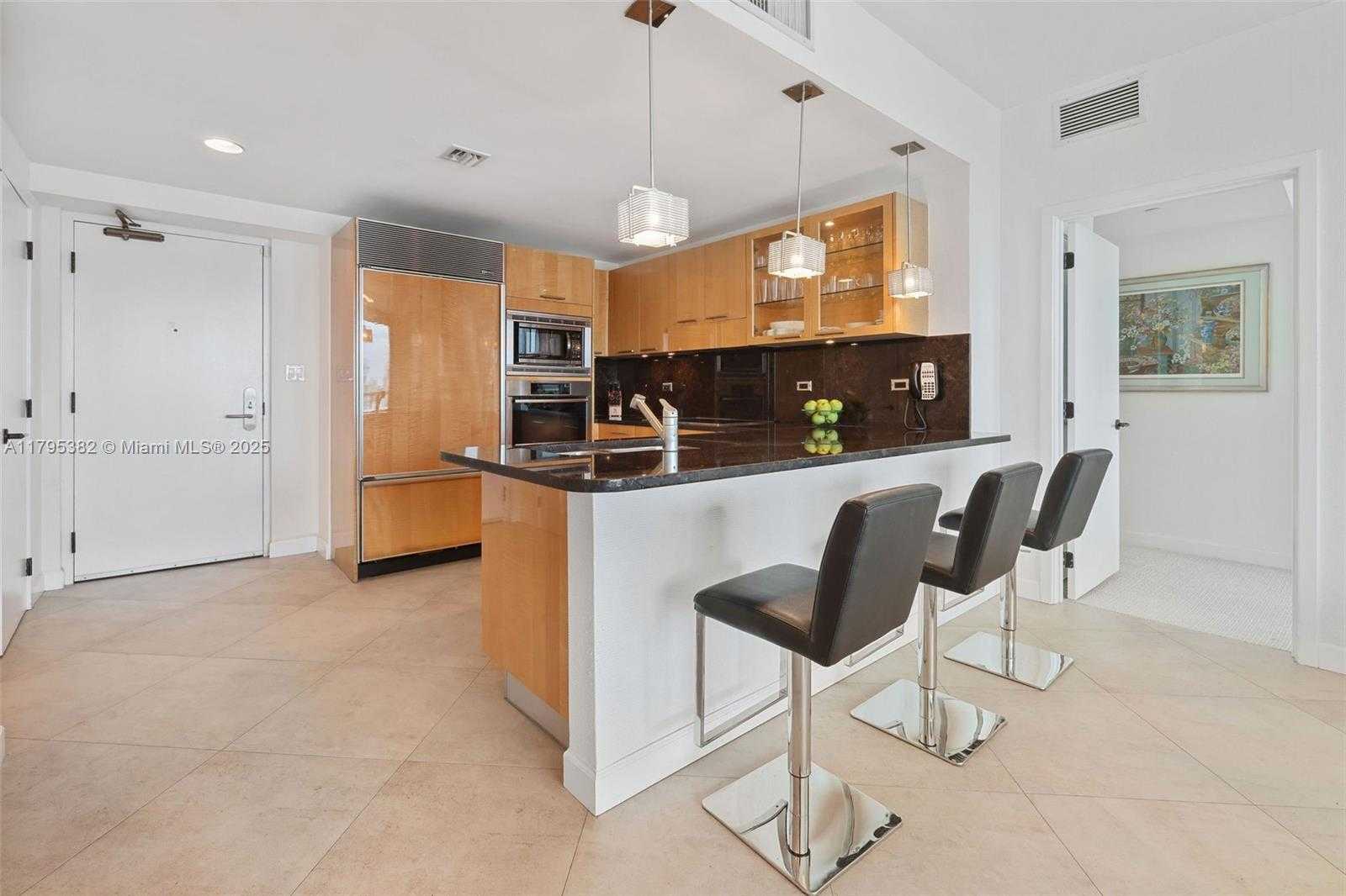 Small Image of 6799 COLLINS AVE #1106, Miami Beach Number 4