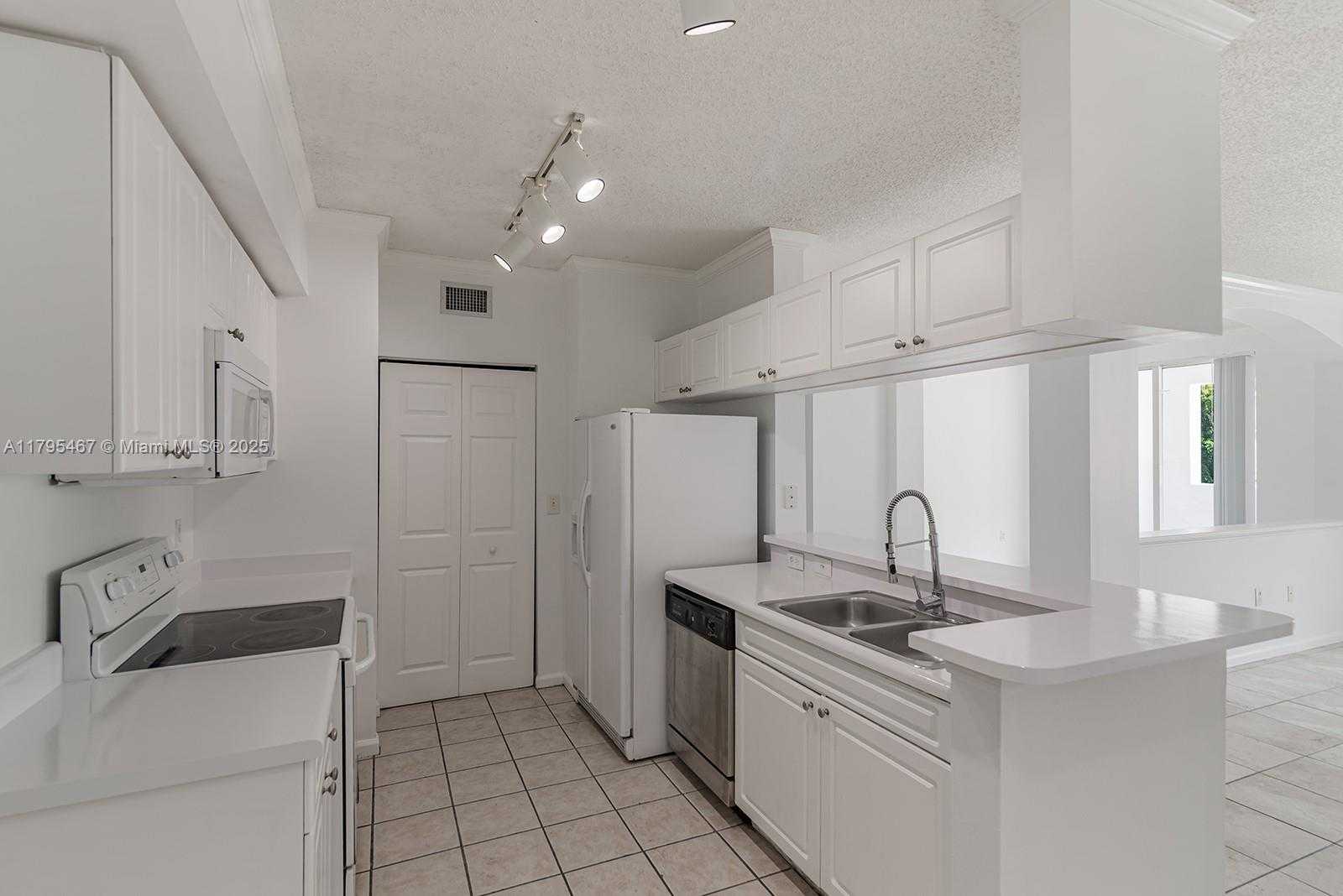 Small Image of 17125 NORTH BAY RD #3307, Sunny Isles Beach Number 14