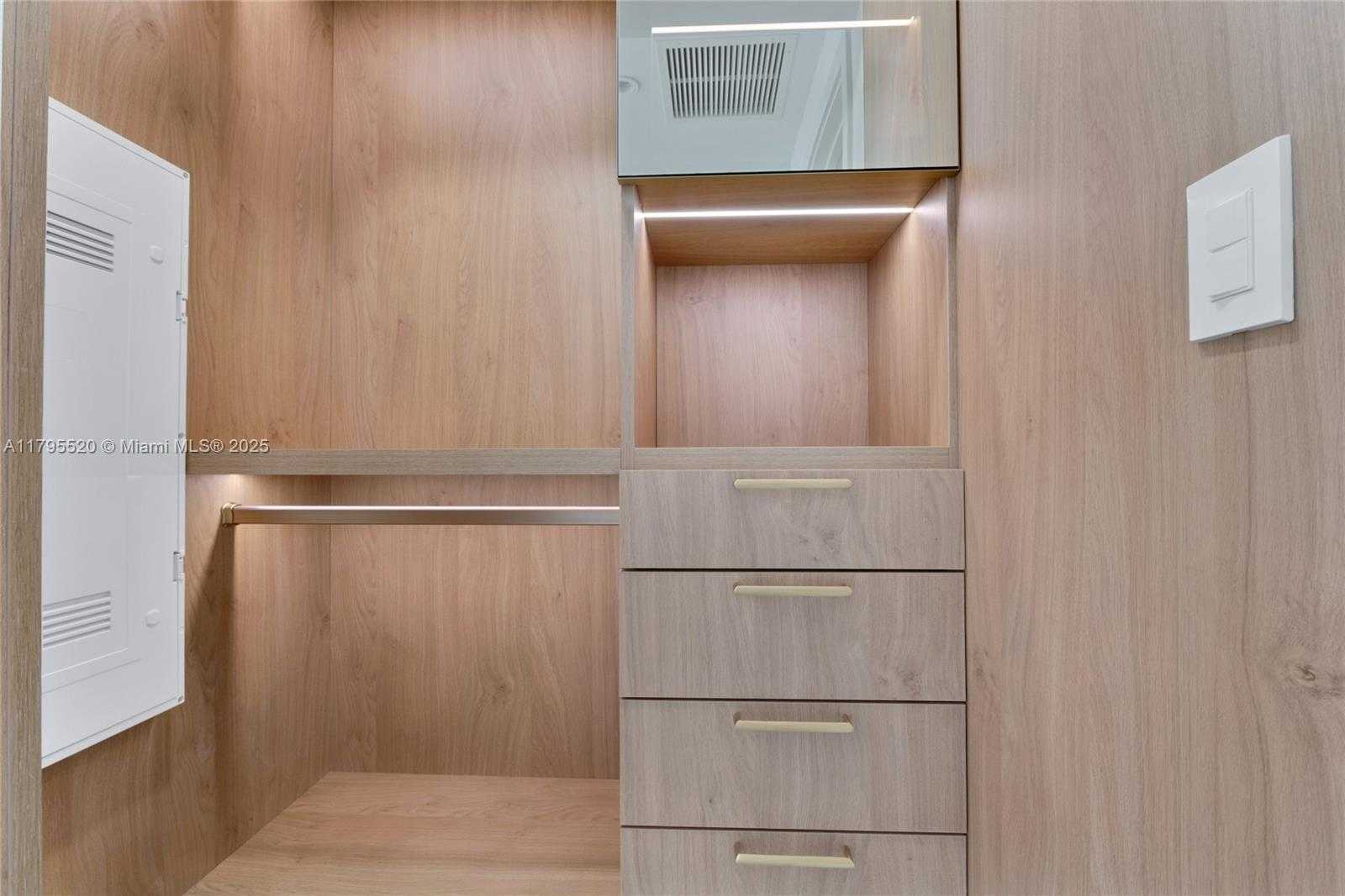 Small Image of 2678 TIGERTAIL AVE #1205, Miami Number 14