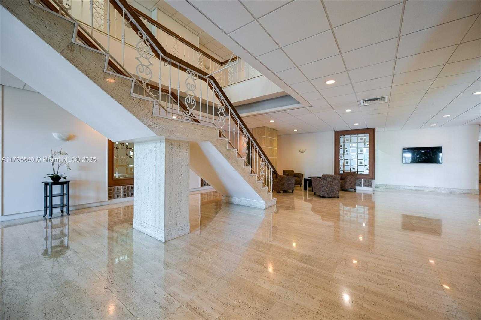 Small Image of 2899 COLLINS AVE #1738, Miami Beach Number 4