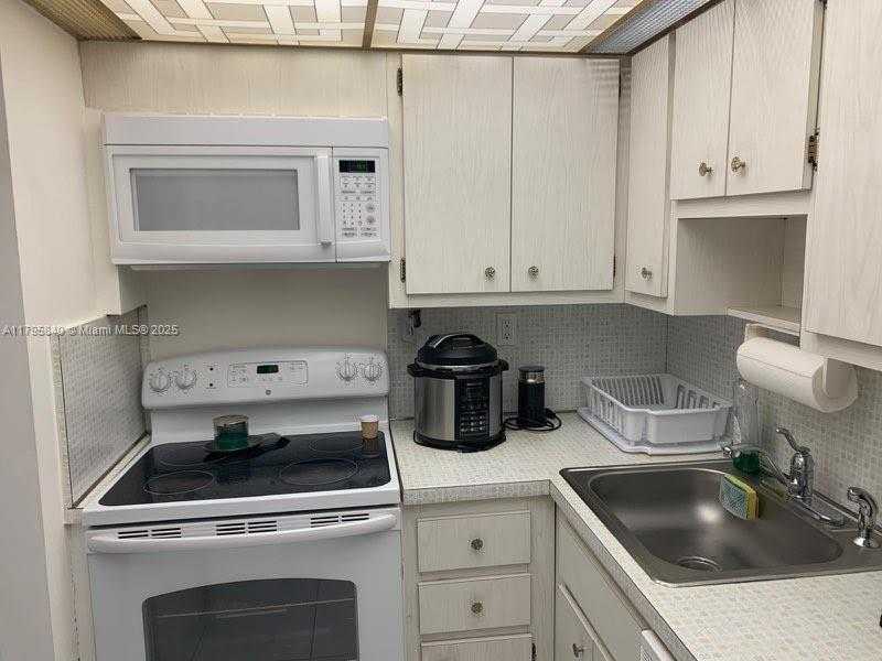 Small Image of 2899 COLLINS AVE #1738, Miami Beach Number 45