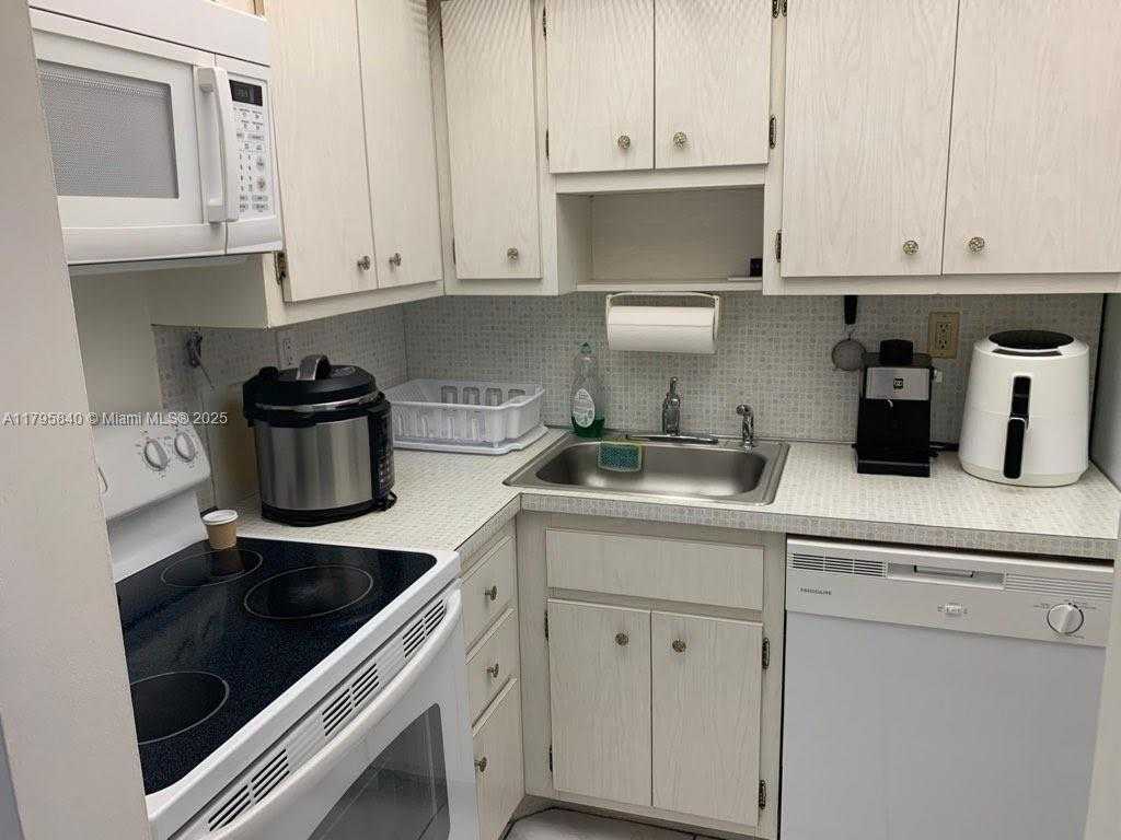 Small Image of 2899 COLLINS AVE #1738, Miami Beach Number 46