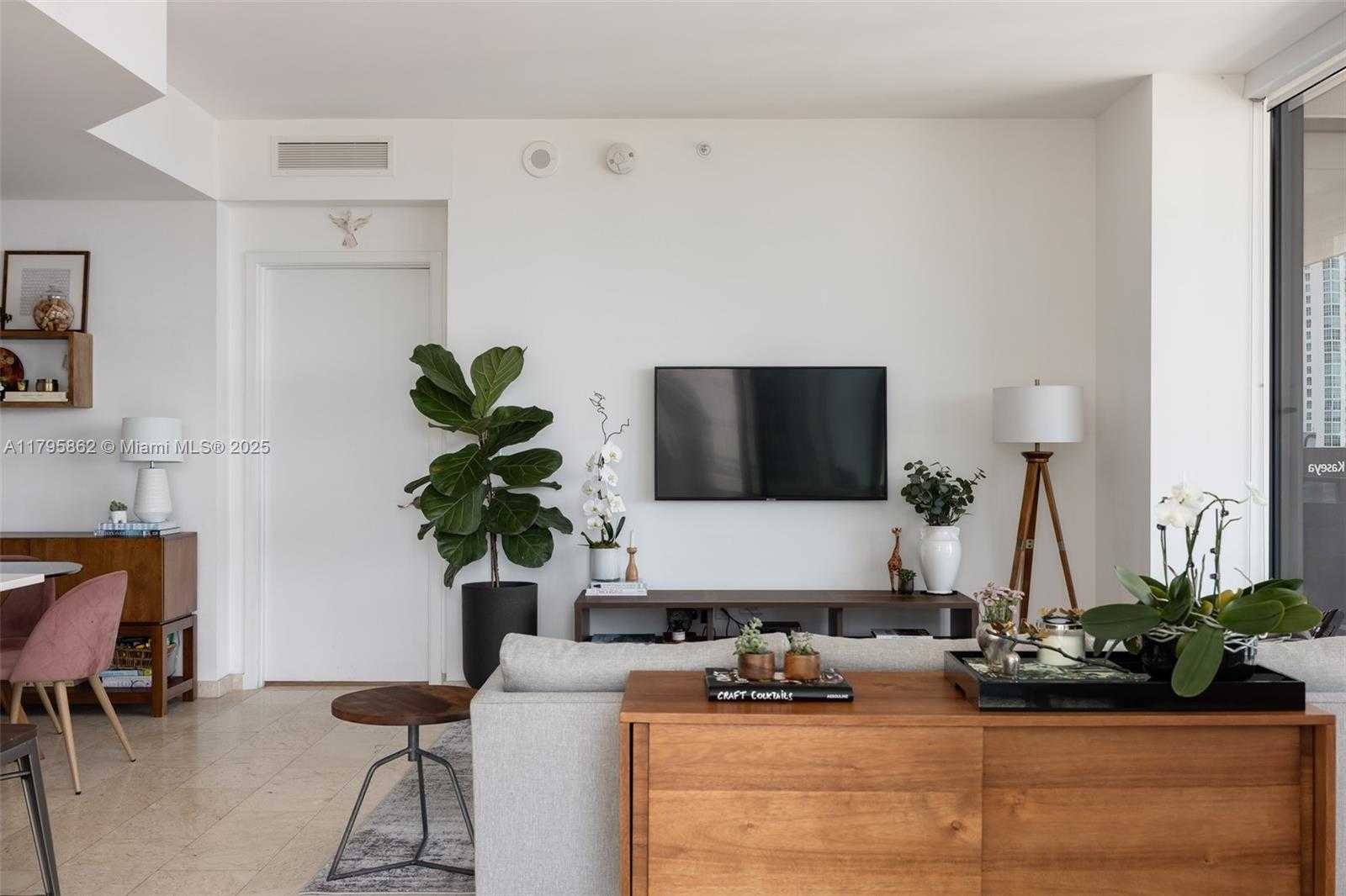 Small Image of 68 SOUTH EAST 6TH ST #1601, Miami Number 17