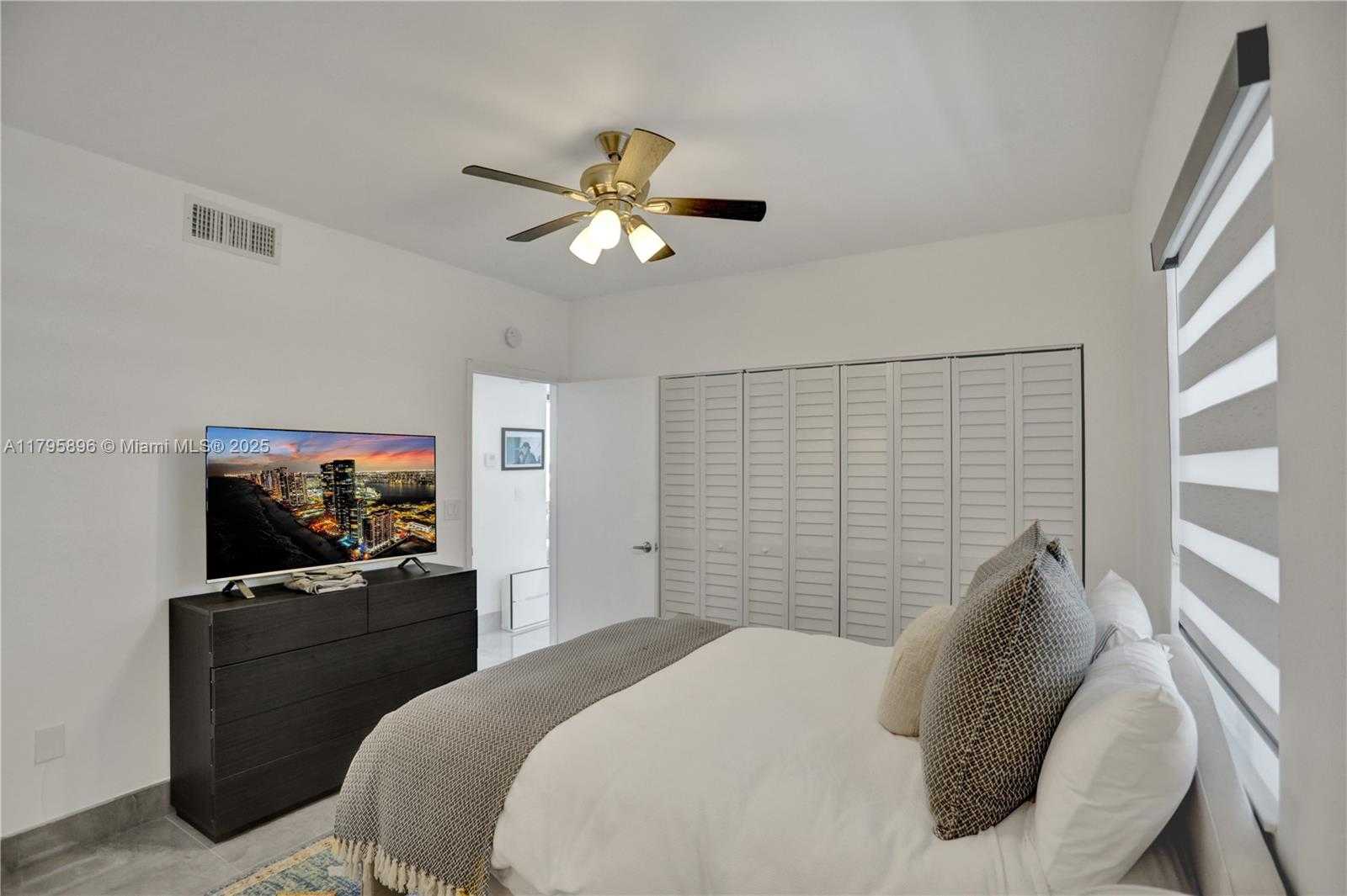 Small Image of 355 Poinciana Island Dr, Sunny Isles Beach, FL 33160, USA Number 16