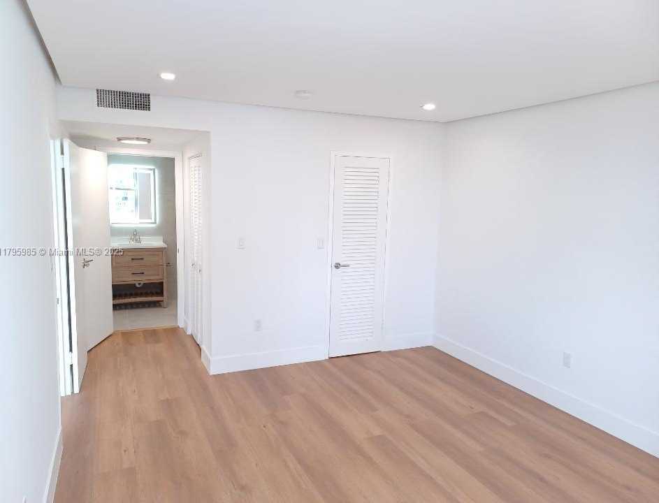 Small Image of 2899 COLLINS AVE #1218, Miami Beach Number 11
