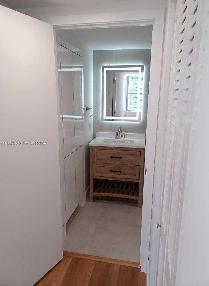 Small Image of 2899 COLLINS AVE #1218, Miami Beach Number 13