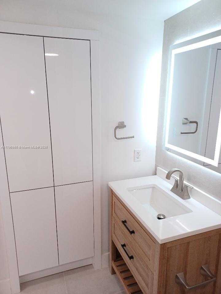 Small Image of 2899 COLLINS AVE #1218, Miami Beach Number 14