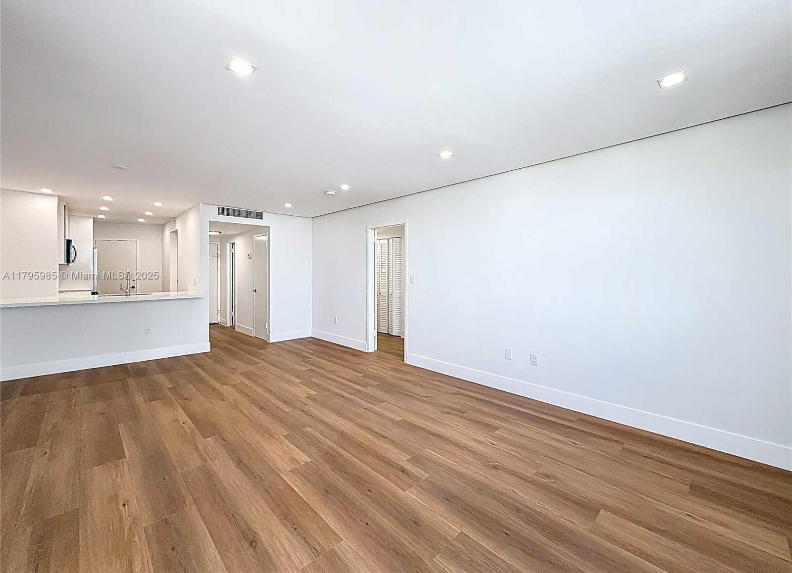 Small Image of 2899 COLLINS AVE #1218, Miami Beach Number 18