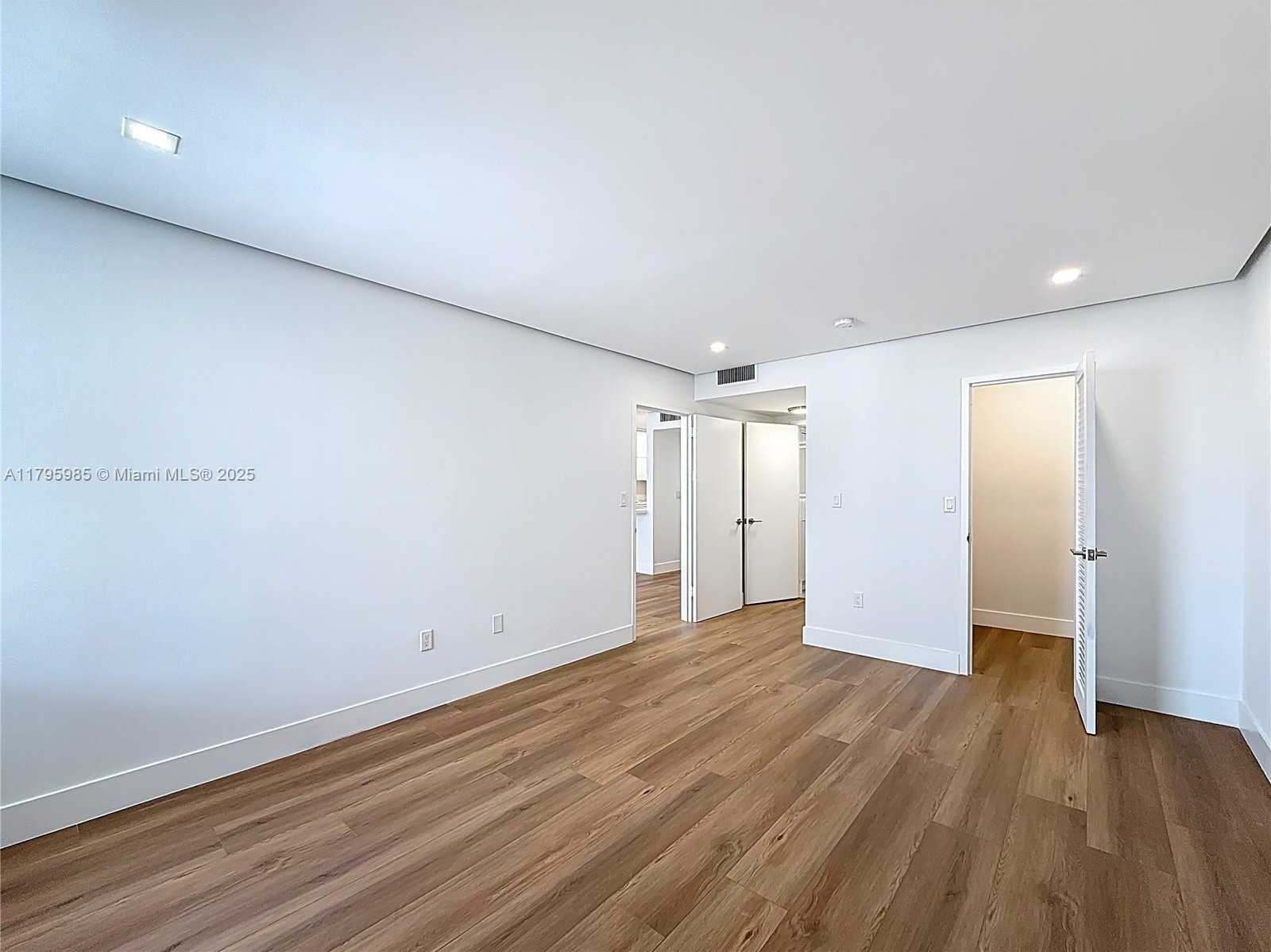 Small Image of 2899 COLLINS AVE #1218, Miami Beach Number 23