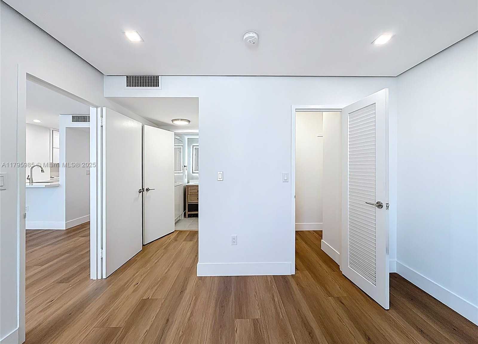 Small Image of 2899 COLLINS AVE #1218, Miami Beach Number 25