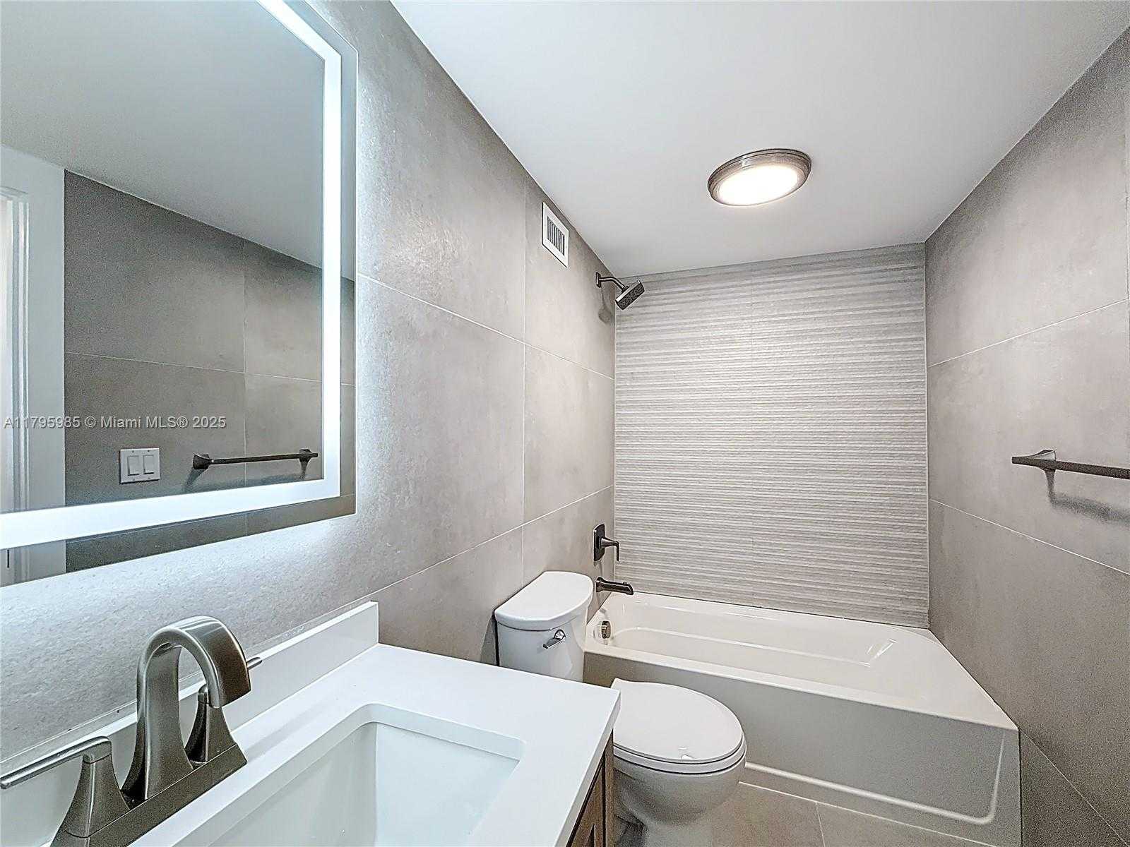 Small Image of 2899 COLLINS AVE #1218, Miami Beach Number 28