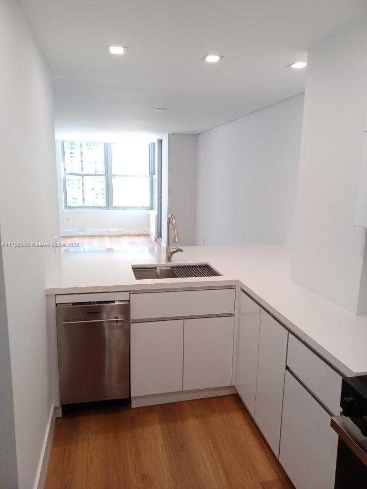 Small Image of 2899 COLLINS AVE #1218, Miami Beach Number 3