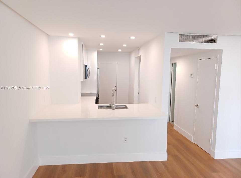 Small Image of 2899 COLLINS AVE #1218, Miami Beach Number 4