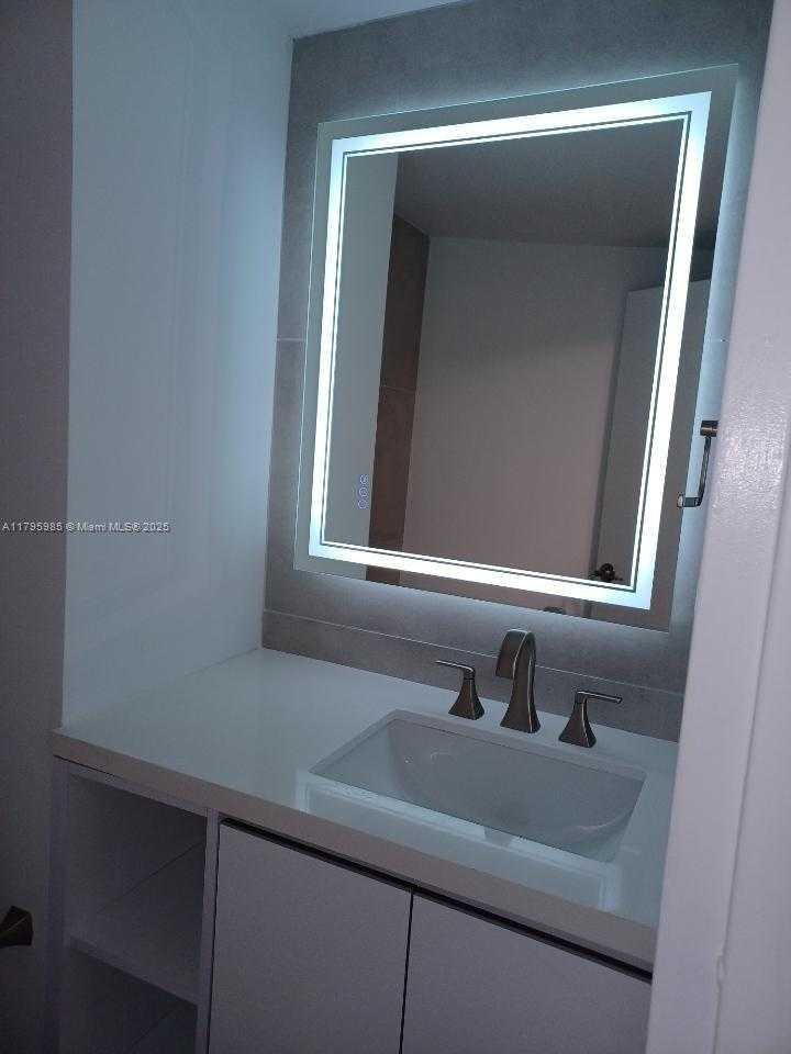 Small Image of 2899 COLLINS AVE #1218, Miami Beach Number 5