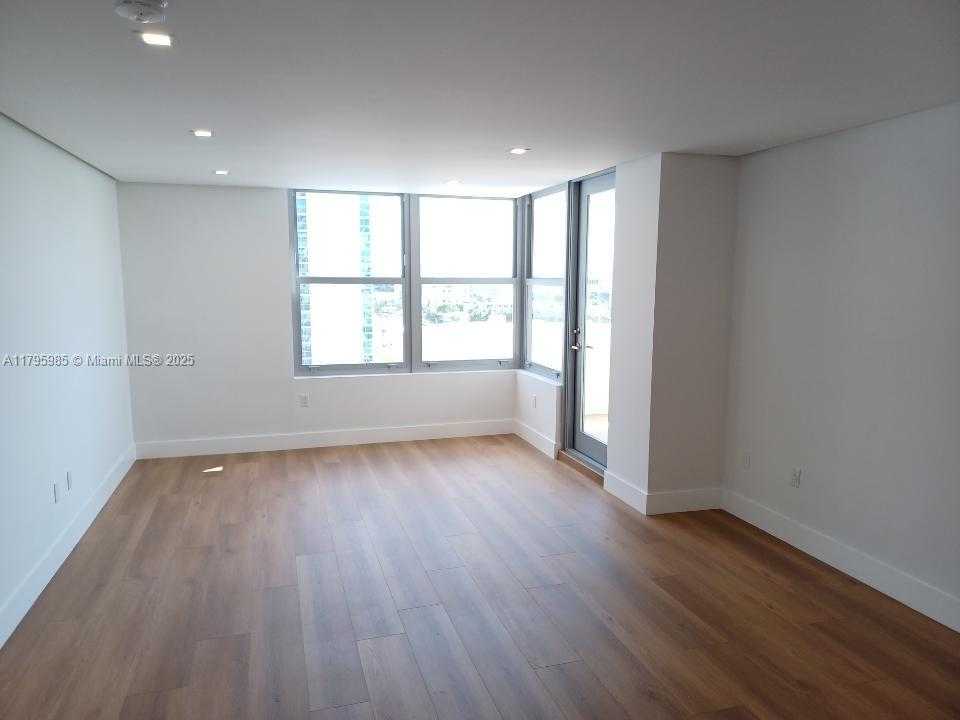 Small Image of 2899 COLLINS AVE #1218, Miami Beach Number 7
