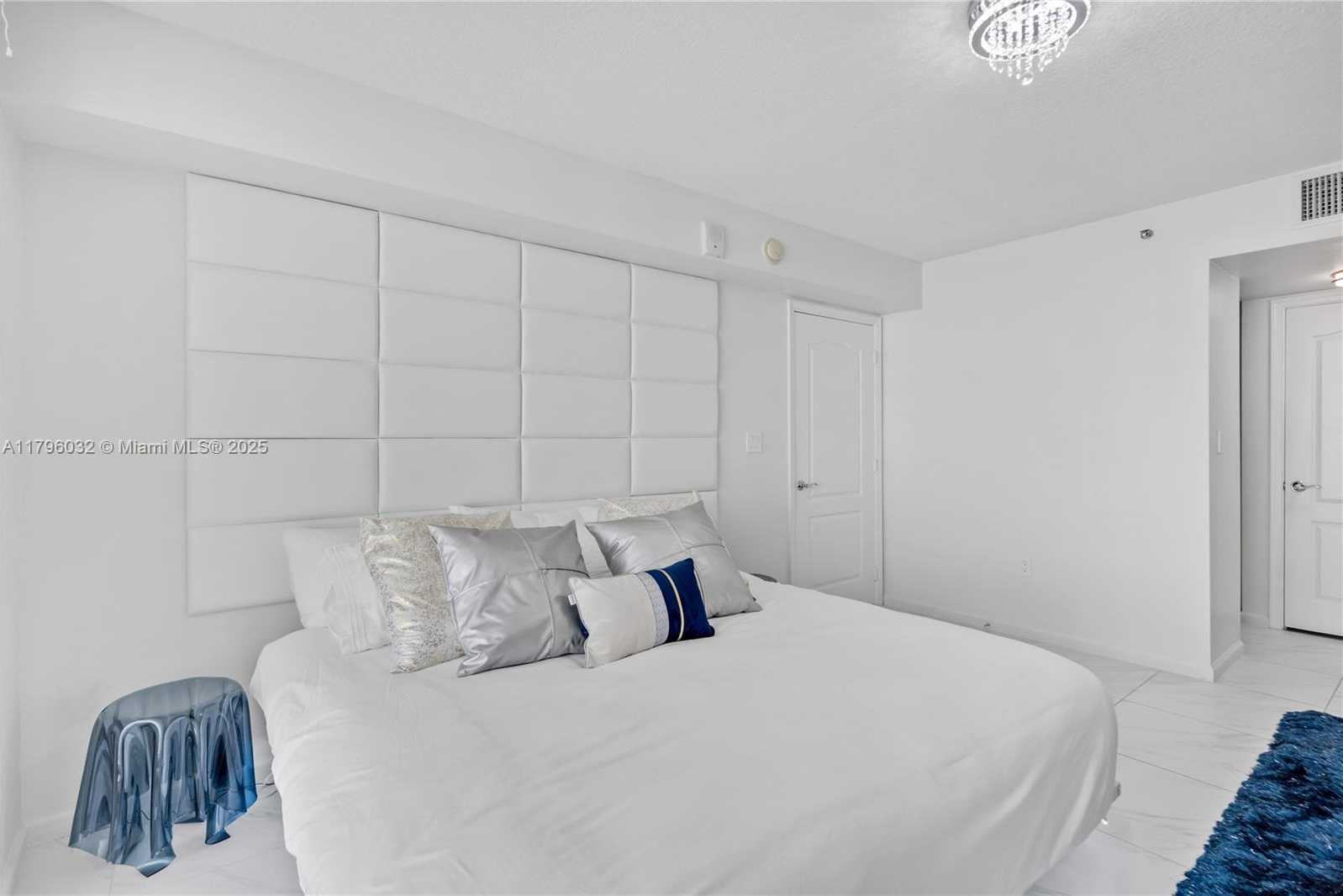 Small Image of 1200 BRICKELL BAY DR #2807, Miami Number 12