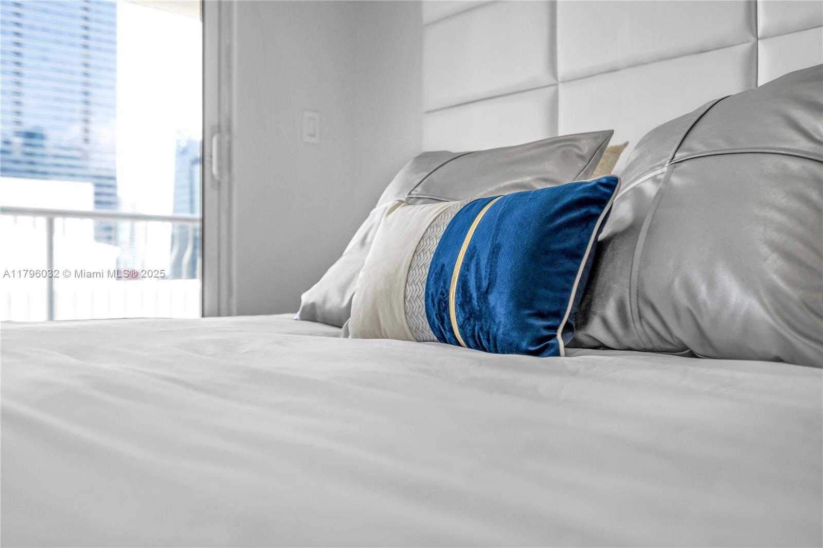 Small Image of 1200 BRICKELL BAY DR #2807, Miami Number 13