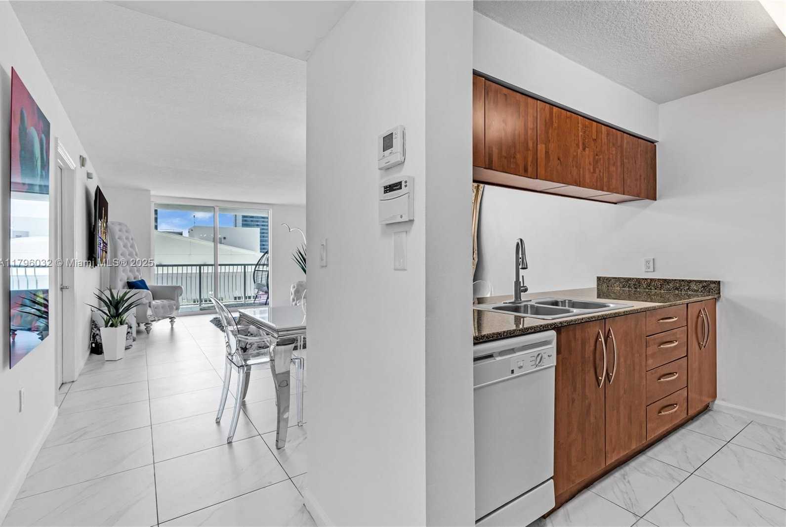 Small Image of 1200 BRICKELL BAY DR #2807, Miami Number 19