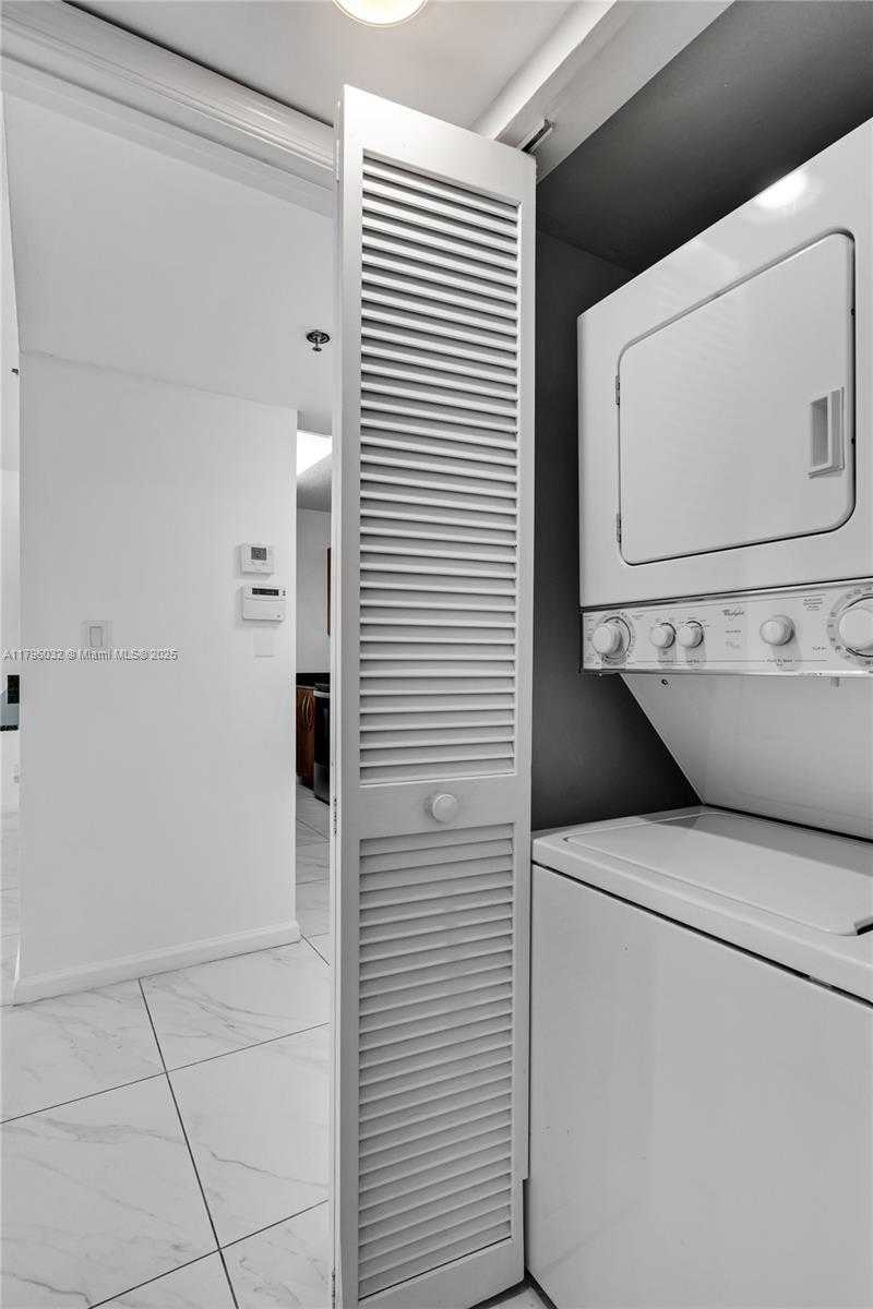 Small Image of 1200 BRICKELL BAY DR #2807, Miami Number 24