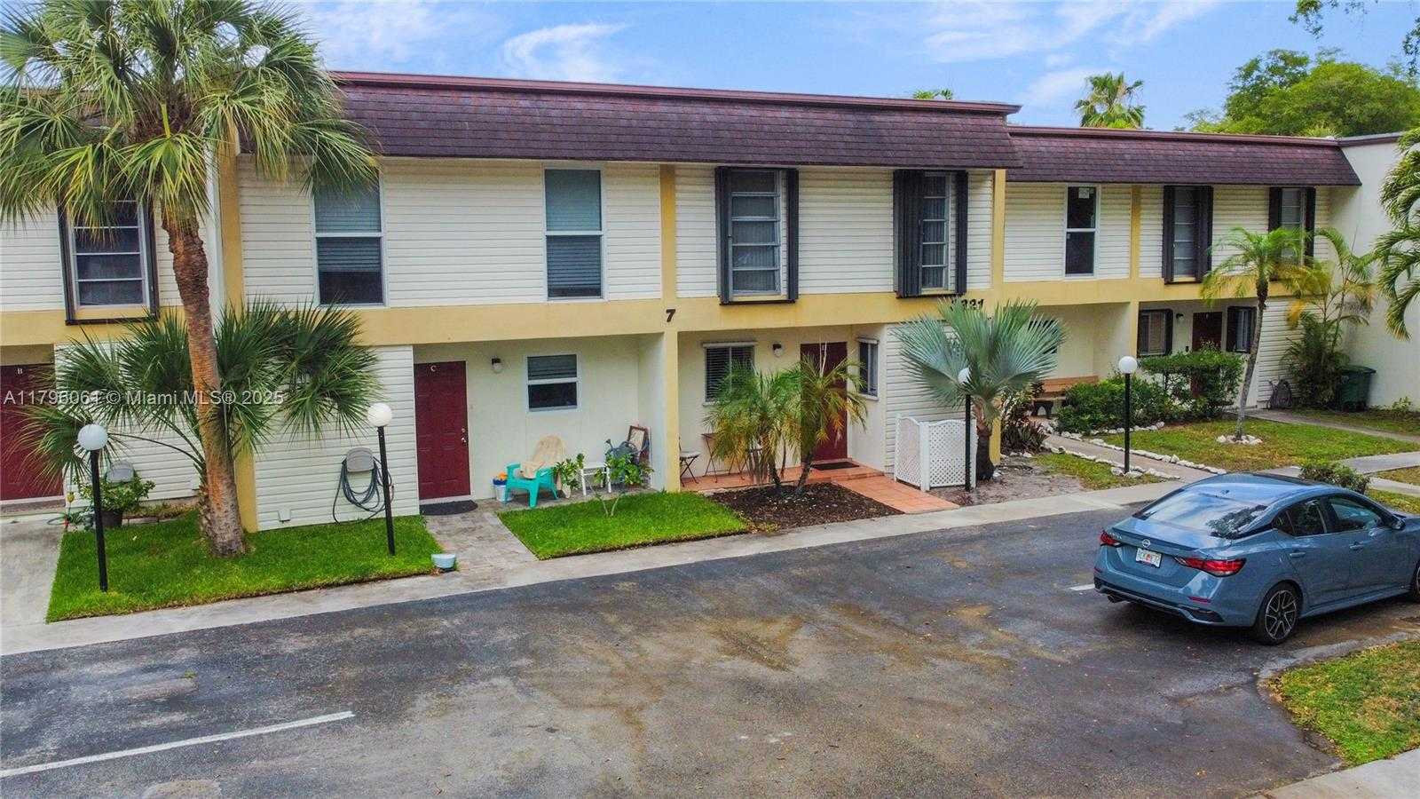 Small Image of 3321 FARRAGUT ST #7D, Hollywood Number 16