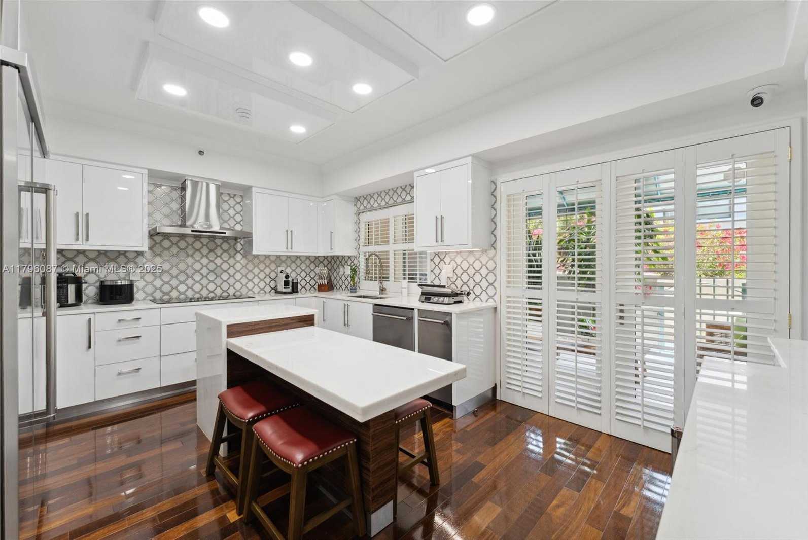 Small Image of 614 Valencia Ave, Coral Gables, FL 33134, USA Number 10