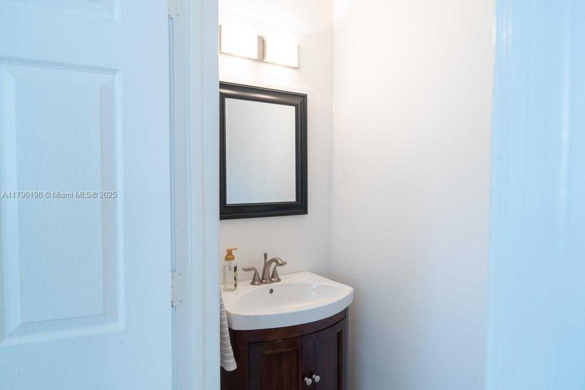 Small Image of 1999 MADEIRA DR #1999, Weston Number 21