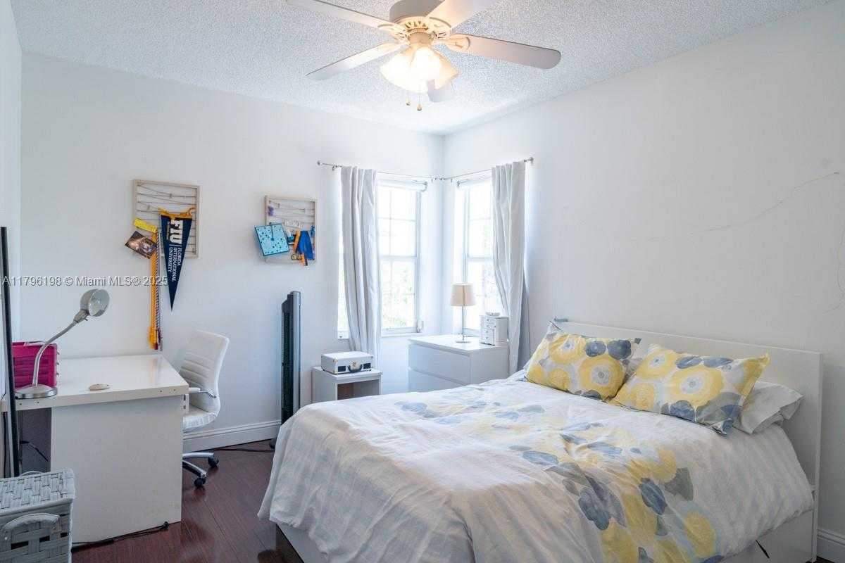 Small Image of 1999 MADEIRA DR #1999, Weston Number 24