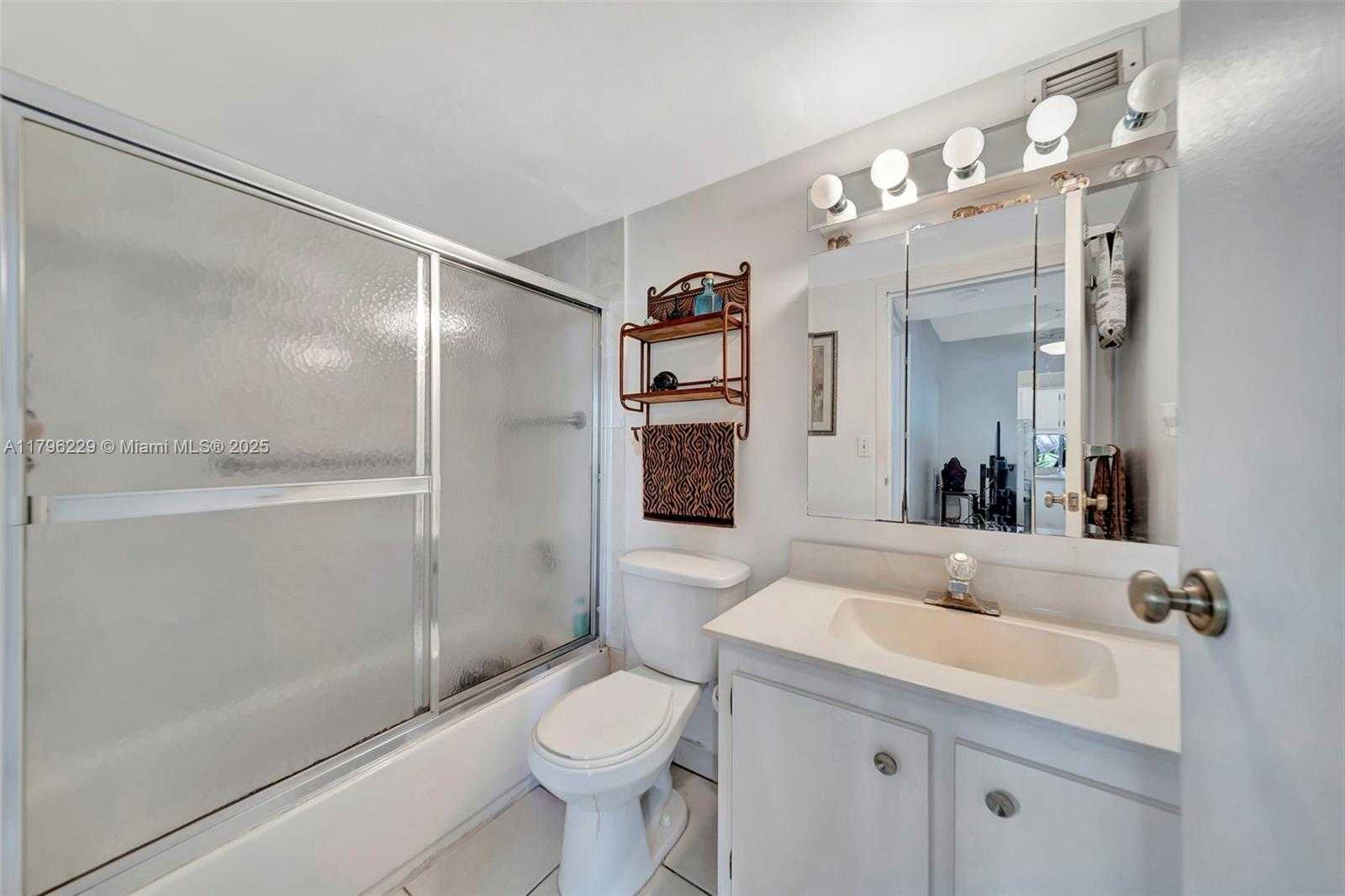 Small Image of 16909 NORTH BAY RD #405, Sunny Isles Beach Number 19